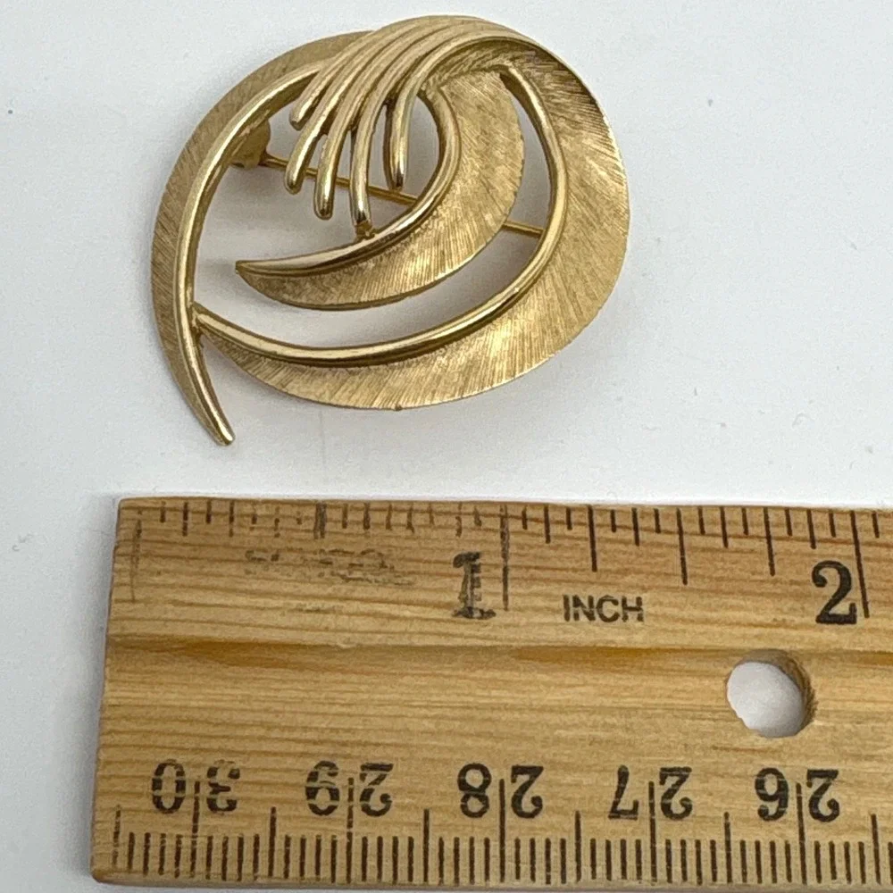 Signed Trifari Vintage Gold Tone Textured Swirl Leaf Brooch Pin Mid Century Mod
